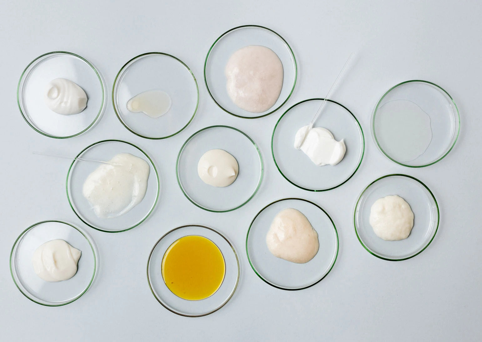 Naturlige ingredienser i shampoo – LULAB's skånsomme og effektive formler, udviklet med nøje udvalgte botaniske ekstrakter og olier. Skræddersyet hårpleje med rene, plejende ingredienser.