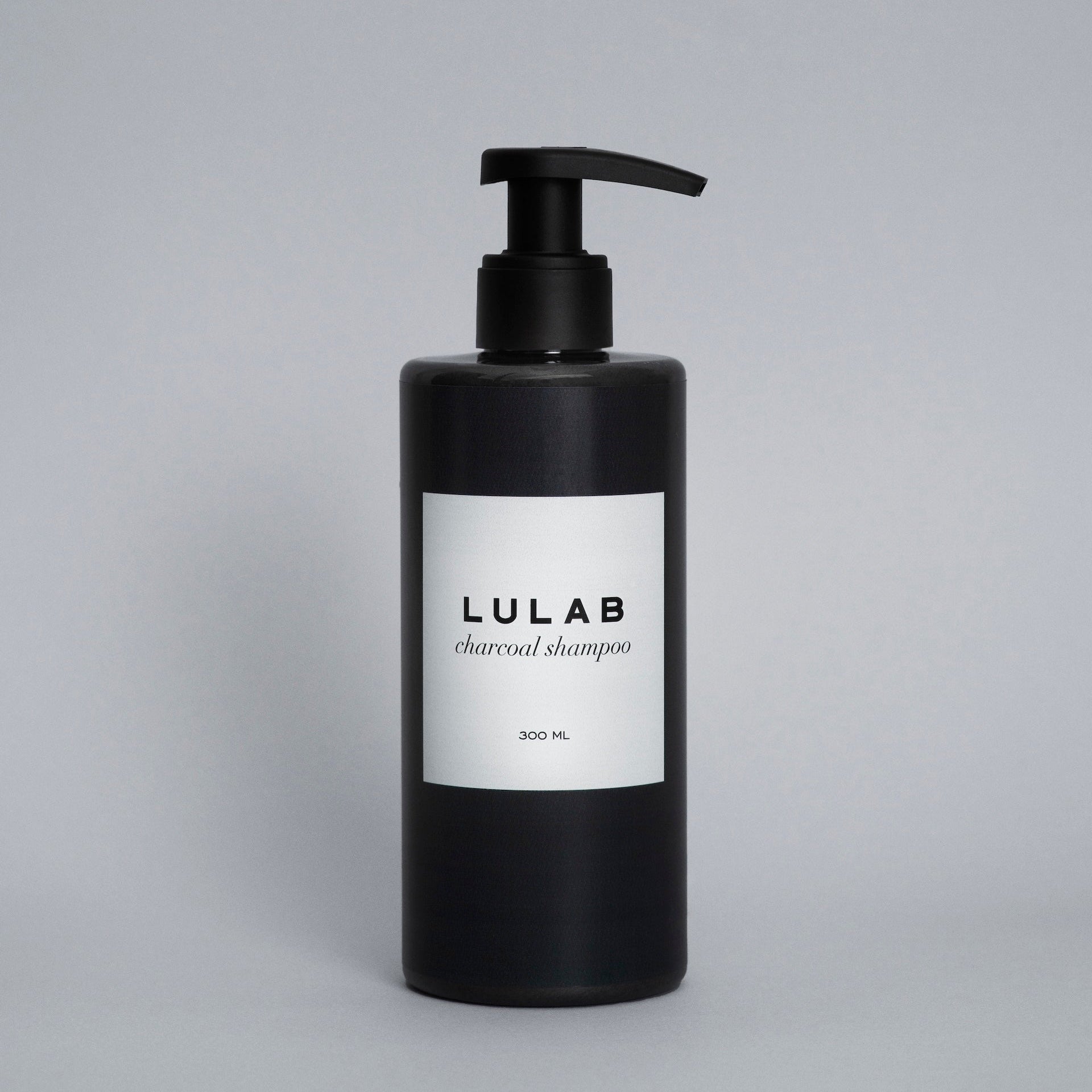 Charcoal shampooen dybderenser håret 